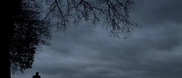 Nur noch graue Wolken? Im Alter leiden viele Menschen - auch unbewusst - unter Depressionen. - © Sina Schuldt/dpa/dpa-tmn