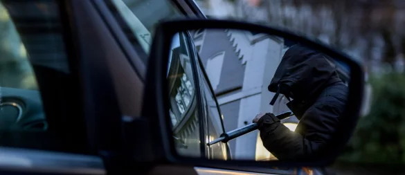 Ein Aufbruch, der kein Anfang ist - zumindest kein guter für den Besitzer eines gestohlenen Autos. Danach folgt viel Arbeit. - © Axel Heimken/dpa