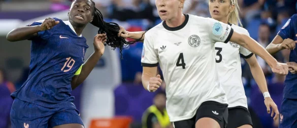 Nach ihrem Aussetzer gegen Griedge Mbock Bathy könnte die EM für Kathrin Hendrich (hinten rechts) beendet sein. - © Georgios Kefalas/KEYSTONE/dpa