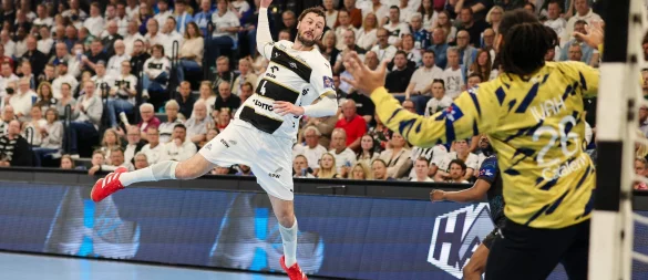 Kiels Kapitän Domagoj Duvnjak beim Torwurf. - © Frank Molter/dpa
