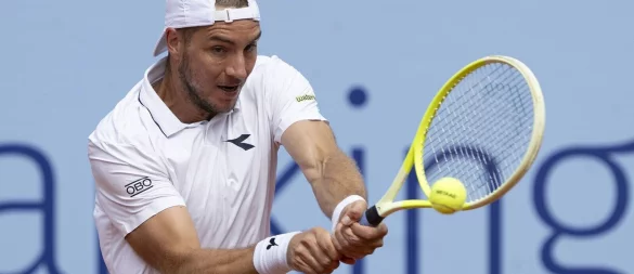 Jan-Lennard Struff gab in seinem Achtelfinale beim Tennis-Turnier in Kitzbühel nur vier Spiele ab. (Archivbild) - © Peter Schneider/KEYSTONE/dpa
