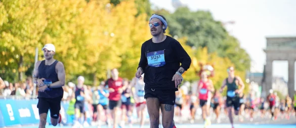 Der britische Sänger und Schauspieler Harry Styles (r) startete unter falschem Namen beim Berlin-Marathon. - © Sportograf/SCC Events/dpa
