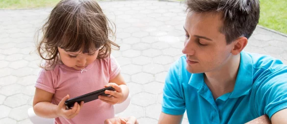 Das Smartphone sollte kein Babysitter sein, sondern einen Gesprächsanlass für das gemeinsam Gesehene liefern. - © Christin Klose/dpa-tmn
