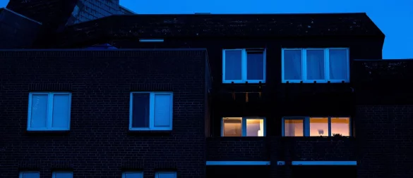 Licht an, Licht aus: Wer möchte, dass sein Zuhause auch während einer längeren Abwesenheit bewohnt aussieht, kann zum Beispiel Zeitschaltuhren installieren. - © Daniel Bockwoldt/dpa/dpa-tmn