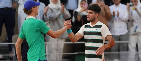 Wer muss dieses Mal gratulieren? Sieger Carlos Alcaraz (r) und Jannik Sinner nach dem French-Open-Finale. - © Thibault Camus/AP/dpa
