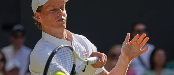 Jannik Sinner erreicht das Wimbledon-Finale gegen Carlos Alcaraz. - © Kin Cheung/AP/dpa