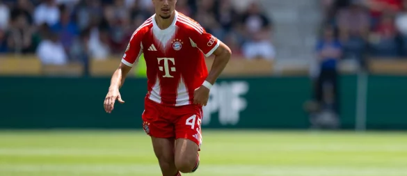 Zurück im Bayern-Training nach Verletzung und Operation: Aleksandar Pavlovic. - © Sven Hoppe/dpa