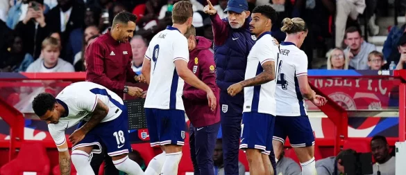 Englands Trainer Thomas Tuchel (M) konnte mit der Leistung seiner Spieler gegen das Team aus Senegal nicht zufrieden sein. - © Mike Egerton/PA Wire/dpa