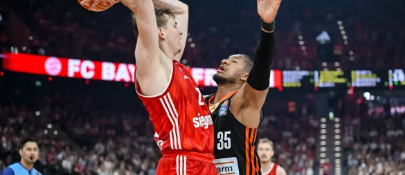 Der FC Bayern München um Justus Hollatz (l) und Ratiopharm Ulm mit Karim Jallow lieferten sich eine packende dritte Final-Partie. - © Harry Langer/dpa