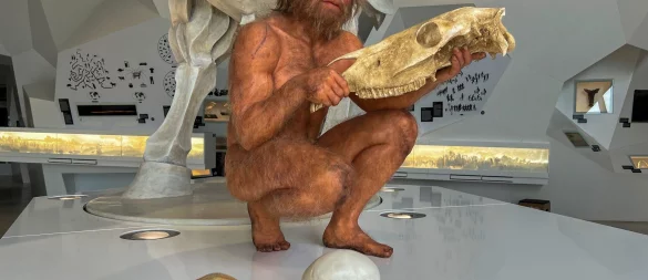 Auf Tuchfühlung mit der Urzeit: Die detailgetreue Wachsfigur eines Homo heidelbergensis im Forschungsmuseum «paläon» gibt Einblicke in das Leben unserer frühen Vorfahren. - © Ralf Johnen/dpa-tmn