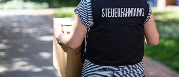 Bei Durchsuchungen stellen Beamtinnen und Beamten der Steuerfahndung zum Beispiel Ordner, Festplattendaten, Mailverläufe und andere Beweisunterlagen sicher. - © Christoph Schmidt/dpa-tmn