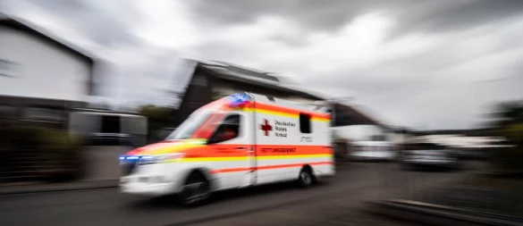 Bei einem Schlaganfall zählt jede Sekunde. Beim Rufen des Rettungswagens sollte man seinen Verdacht bereits äußern. - © Boris Roessler/dpa/dpa-tmn
