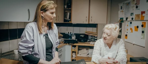 Reporterin Lisa Altmeier (l) spricht in einem Berliner Bordell mit Hausdame Maria. - © 3sat/dpa