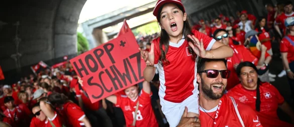 Die Fans haben Spaß an der EM in der Schweiz. - © Sebastian Christoph Gollnow/dpa