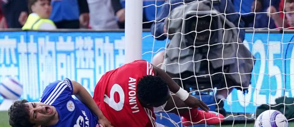 Forest-Stürmer Awoniyi (r) verletzte sich im Spiel gegen Leicester City, als er gegen den Pfosten prallte. - © Jacob King/PA Wire/dpa