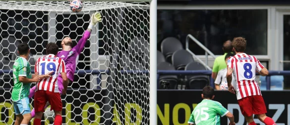 In einem Ligaspiel wurde Seattles Torwart Stefan Frei am Kopf verletzt. - © Ryan Sun/AP/dpa