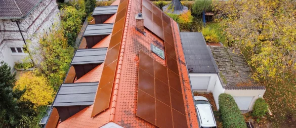 So kann eine denkmalgerechte Solaranlagen aussehen - mit farblich angepassten Modulen auf dem Dach. - © valkanis-elektrotechnik.de/BHW Bausparkasse/dpa-tmn