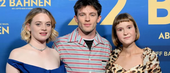 Die Schauspieler Luna Wedler und Jannis Niewöhner mit der Autorin Caroline Wahl (rechts) bei der Premiere des Films «22 Bahnen» in Berlin am 24. August. (Archivbild) - © Felix Hörhager/dpa
