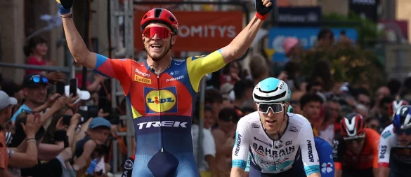 Jonathan Milan gewann die zweite Dauphiné-Etappe im Sprint. - © Anne-Christine Poujoulat/AFP/dpa