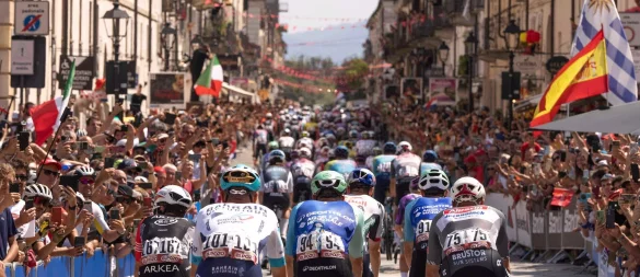 Die 80. Vuelta wurde in Italien gestartet. - © Marco Alpozzi/LaPresse via AP/dpa