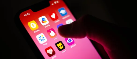 Vorsicht ist geboten: Auf den Dating-Portalen und -Apps können auch Betrüger unterwegs sein, sogenannte Love- oder Romance-Scammer. - © Sina Schuldt/dpa/dpa-tmn