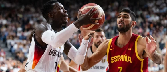 Dennis Schröder (l) peilte mit Deutschlands Basketballern den nächsten Titel an. (Archivbild) - © Marius Becker/dpa