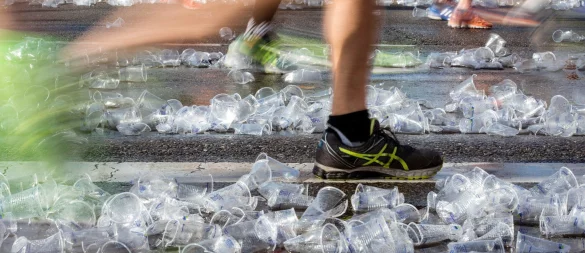 Nicht wegrennen: Auch beim Entsorgen von Bechern, Verpackungen und Equipment sollten Sportler konsequent dranbleiben. - © Gregor Fischer/dpa/dpa-tmn