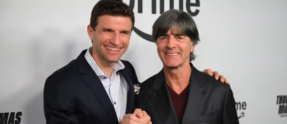 Thomas Müller und Joachim Löw - © Felix Hörhager/dpa