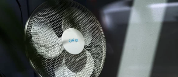 Hitzefrei im Job gibt es grundsätzlich nicht! Doch Ventilatoren, Jalousien oder flexible Arbeitszeiten sind mögliche Maßnahmen bei großer Hitze. - © Karl-Josef Hildenbrand/dpa/dpa-tmn