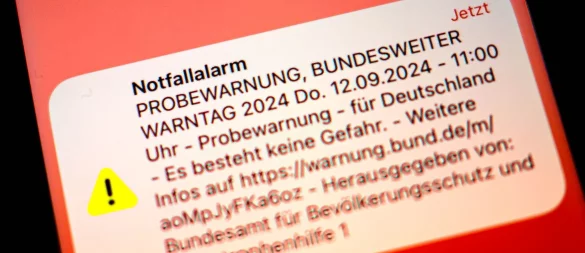 Keine App nötig: Den Empfang von Cell-Broadcast-Nachrichten beherrschen viele neuere Smartphones ab Werk. Hier ein Bild vom Warntag 2024. - © Sina Schuldt/dpa