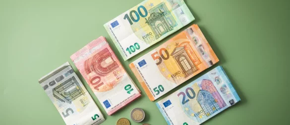 Trotz Leitzinssenkung bieten manche Banken noch über 2?% aufs Tagesgeld. - © Christin Klose/dpa-tmn
