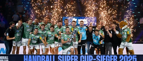 Die Füchse Berlin feiern den ersten Titel in der 60. Bundesligasaison. - © Sven Hoppe/dpa