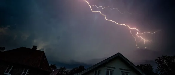 Herzrasen, Zittern, Schwitzen oder Atemnot: Ist die Angst vor Gewitter besonders groß, spricht man von einer Astra- oder Brontophobie. - © Hauke-Christian Dittrich/dpa/dpa-tmn