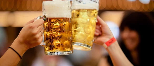 Prost - aber bitte lieber nicht auf «ex». - © Christoph Schmidt/dpa/dpa-tmn