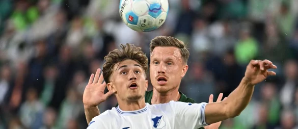 Hoffenheims Tom Bischof (l) und Wolfsburgs Yannick Gerhardt.im Zweikampf. - © Swen Pförtner/dpa