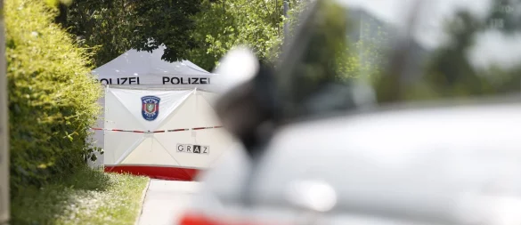 In der Nähe der Schule wurde ein Sichtschutz aufgebaut. - © Erwin Scheriau/APA/dpa