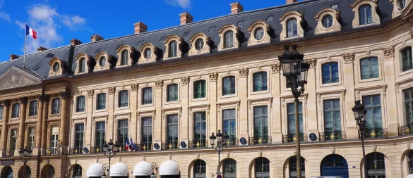 Das Hotel Ritz an der Place Vendome. (Archivbild) - © Christian Böhmer/dpa