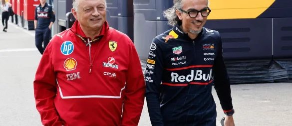 Laurent Mekies (r), hier neben Ferrari-Teamchef Frederic Vasseur, ist der neue Boss von Red Bull Racing. - © Geert Vanden Wijngaert/AP/dpa