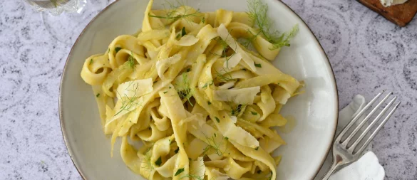 Wo sind die Dicken Bohnen hin? Sie wurden gekocht und püriert und erinnern an cremige Sahnesoße mit Fenchel, die die Pasta umhüllt. - © Julia Uehren/loeffelgenuss.de/dpa-tmn