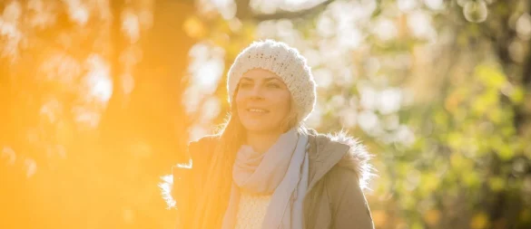 Auch im Herbst an UV-Schutz denken: Sonnenschutz bleibt bei Aufenthalten im Freien wichtig. - © Christin Klose/dpa-tmn