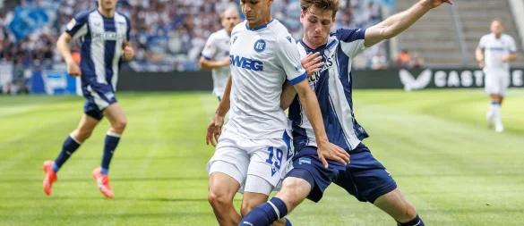 Viele Zweikämpfe im Mittelfeld bei Hertha gegen Karlsruhe. - © Andreas Gora/dpa