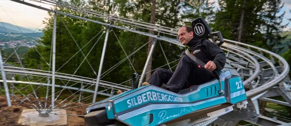 Mit der neuen Allwetterrodelbahn «Silberberg Coaster» geht es mit bis zu 40 km/h rund 800 Meter lang durch die Baumkronen. - © Marco Felgenhauer/Bodenmais Tourismus/dpa-tmn