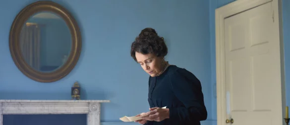 Cassandra Austen (Keeley Hawes) möchte die alten Briefe ihrer Schwester Jane vernichten. - © ---/ARTE France/dpa
