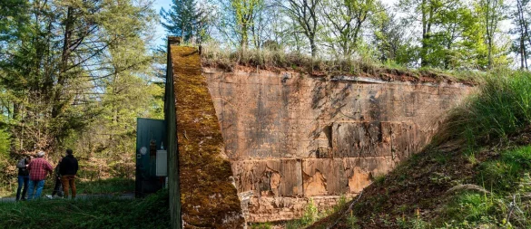 Früher geheim, heute Lagerstätte für Whiskyfässer: Der einstige Nato-Bunker wird von einer Destillerie genutzt. - © Andreas Drouve/dpa-tmn
