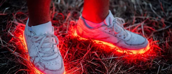 Alarmstufe Rot: Wenn Schuhe anfangen zu müffeln, helfen ein paar einfache Tricks. Aber auch schon vorher kann man etwas gegen unangenehmen Schuhgeruch tun. - © Hauke-Christian Dittrich/dpa/dpa-tmn