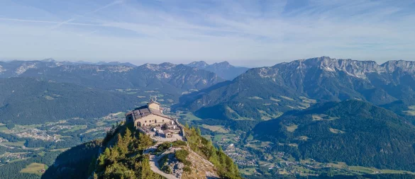 Berggaststätte und Mahnmal zugleich: Durch ihre exponierte Lage hat man vom Kehlsteinhaus einen einzigartigen Blick auf die Berchtesgadener Bergwelt. - © Bergerlebnis Berchtesgaden/dpa-tmn