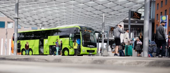 Fernbusunternehmen wie FlixBus, BlaBlaCar Bus oder Alsa bieten Fahrten durch ganz Europa an. - © Julian Stratenschulte/dpa/dpa-tmn
