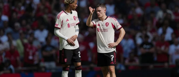 Müssen noch auf ihren ersten Titel mit Liverpool warten: Hugo Ekitiké (l.) und Florian Wirtz - © Dave Shopland/AP/dpa