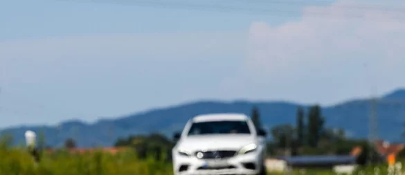 Heiße Gefahr beim Parken: Im Sommer können Auspuff und Bremsen ausgedörrtes Gras schnell entzünden - © Philipp von Ditfurth/dpa/dpa-tmn