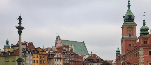 Die Altstadt von Warschau mit dem Warschauer Königsschloss (r.) zählt zum Unesco-Weltkulturerbe. - © Jan Woitas/dpa